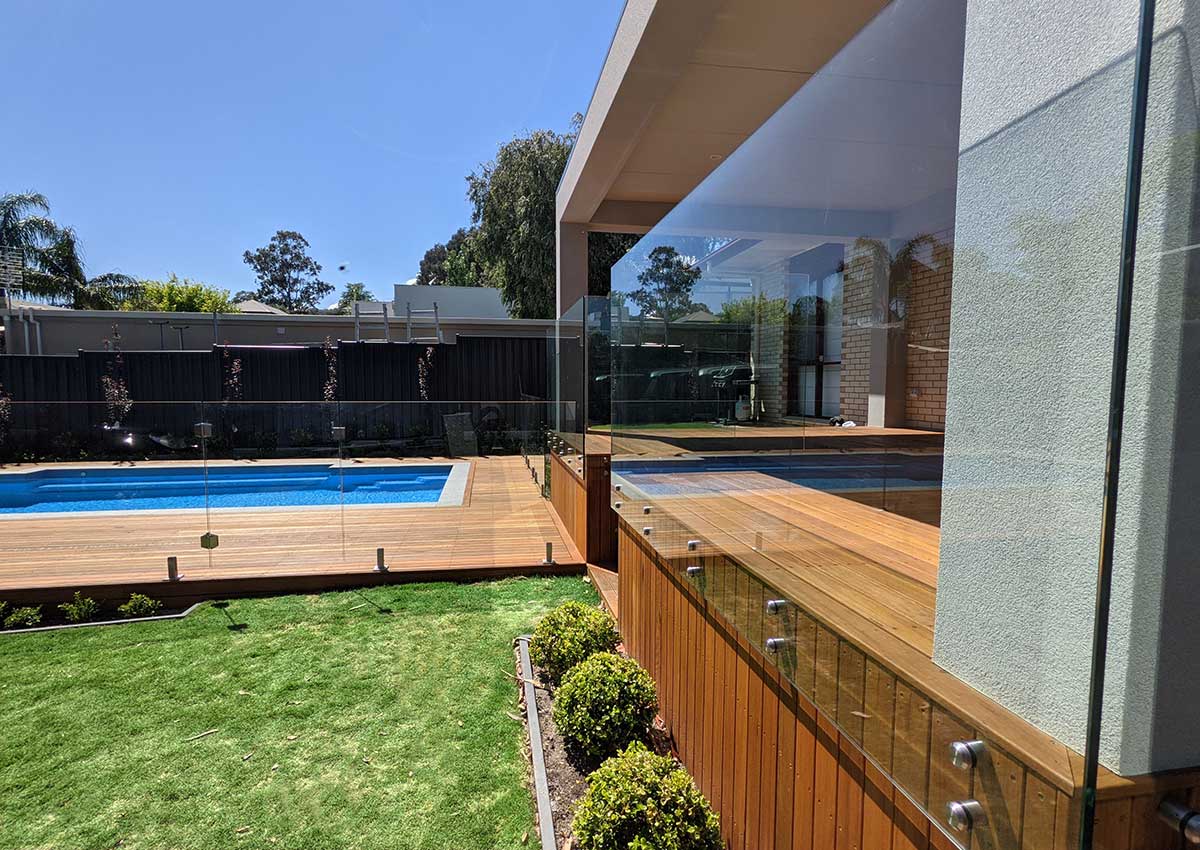 https://sapoolfencing.com.au/wp-content/uploads/2021/03/Glass-pool-fence-deck2.jpg